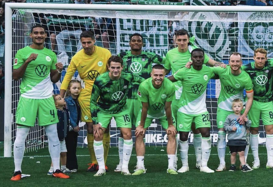 Les joueurs de Wolfsburg avec leurs enfants qui posent après leur victoire