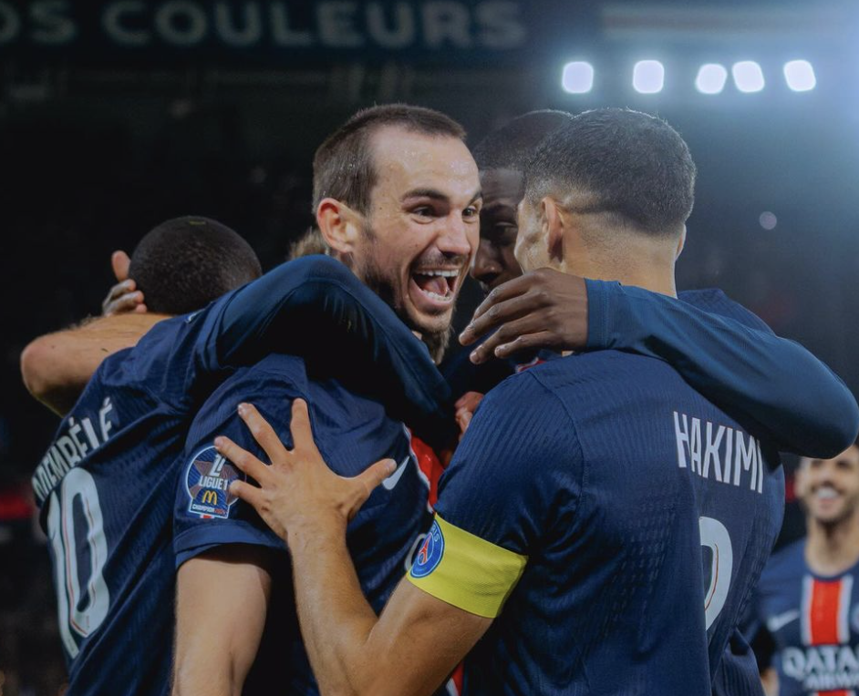 Les joueurs du PSG avec Fabian Ruiz et Achraf Hakimi célèbrent leur victoire face au Stade Brestois en Ligue 1