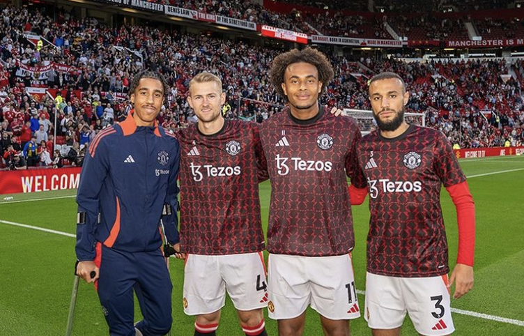 Les recrues de Manchester United pour la saison 2024/2025 avec Leny Yoro, De Light, Zirkzee et Mazraoui