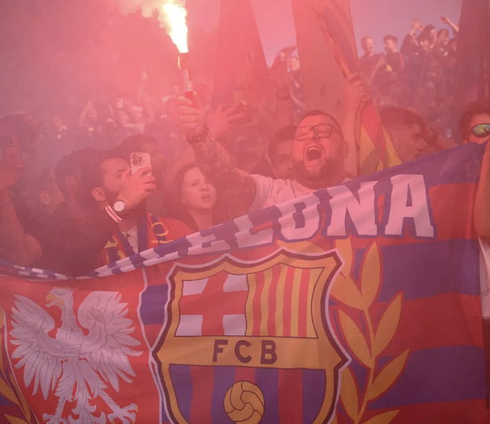 Les supporters du FC Barcelone avec des drapeaux et des fumigènes 