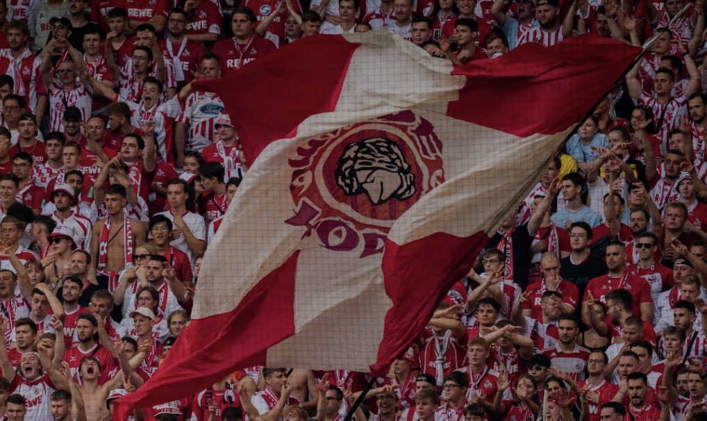 Les supporters du FC Cologne avec des drapeaux en tribunes