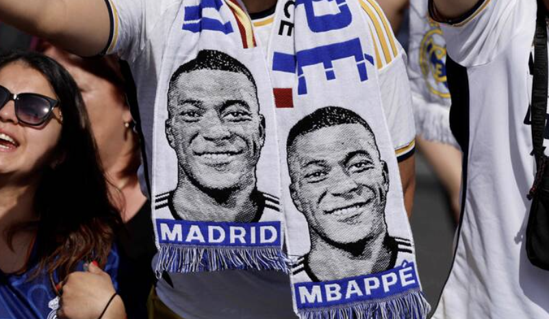 Les supporters du Real Madrid avec Kylian Mbappé sur leurs écharpes pendant un match