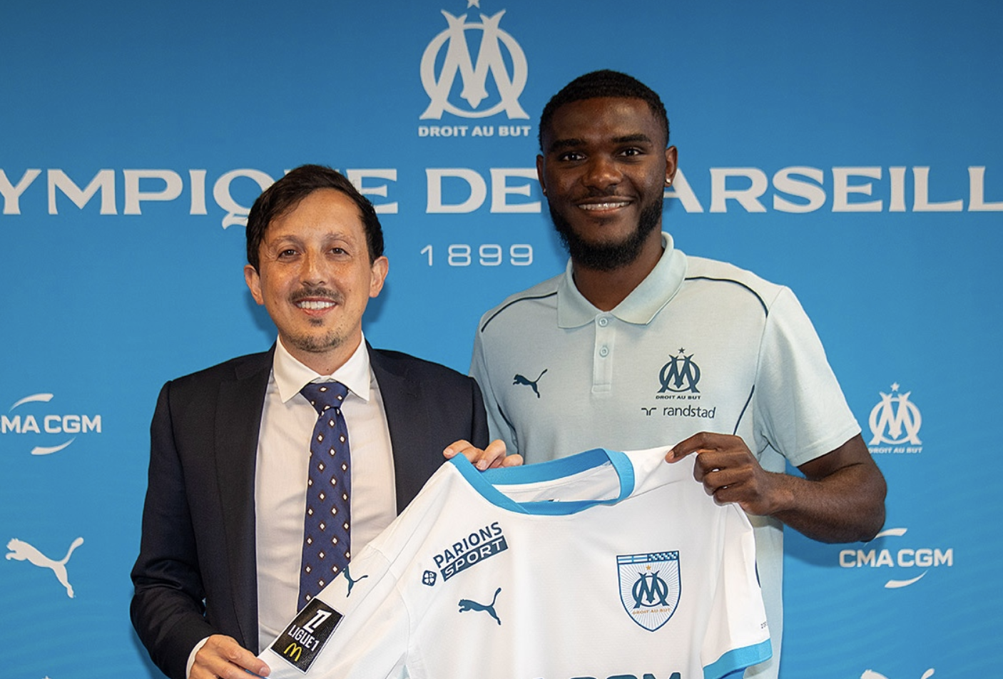 Lilian Brassier avec Pablo Longoria qui signe à l’Olympique de Marseille