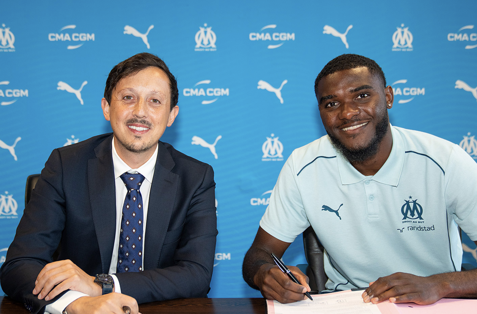 Lilian Brassier qui signe son contrat à l’OM accompagné de Pablo Longoria 