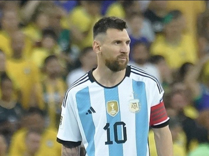 Lionel Messi avec l’équipe de l’Argentine et le brassard de capitaine sur le terrain