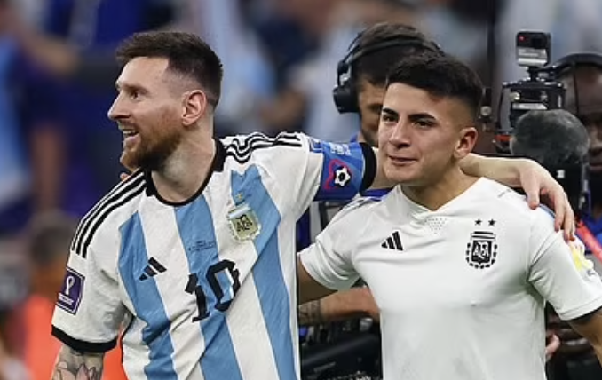 Lionel Messi avec Thiago Almada en sélection Argentine