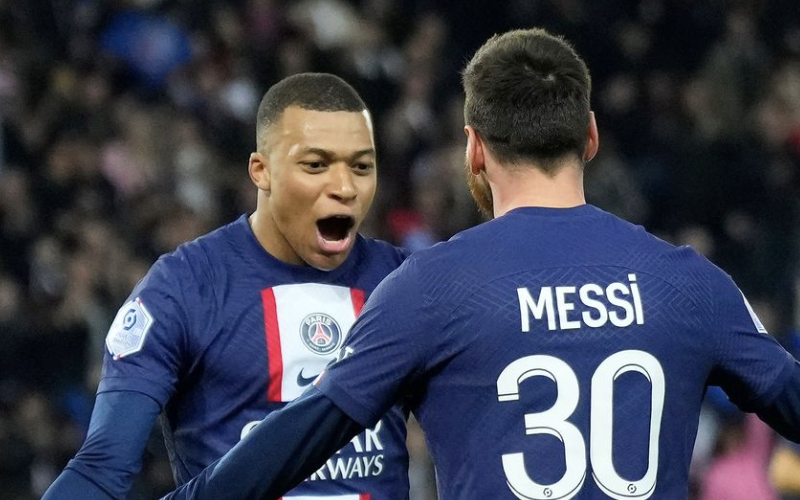 Lionel Messi et Kylian Mbappé célèbrent un but avec les Paris Saint-Germain 12 juin 2024