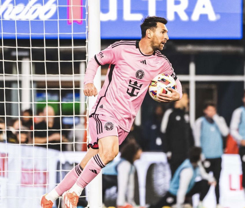 Lionel Messi qui récupère le ballon après un but contre New England avec l’Inter Miami en MLS