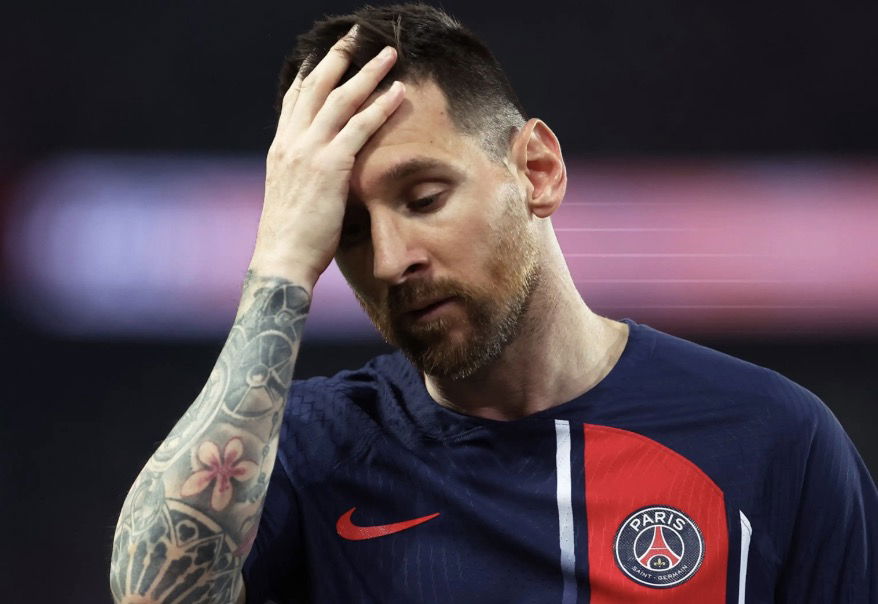 Lionel Messi qui se tient la tête avec le PSG pendant un match