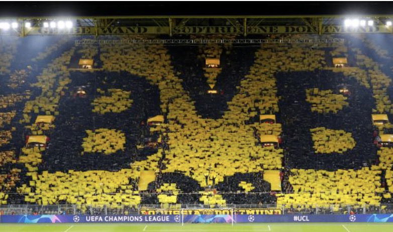 Logo Dortmund en tribunes avec les supporters