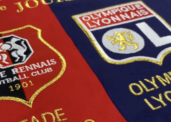 Logo Stade Rennais et logo Olympique Lyonnais avant un match de Ligue 1