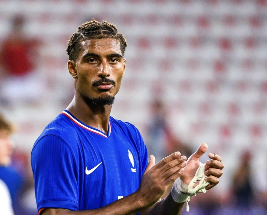 Loïc Badé applaudit les supporters français après son match aux Jeux Olympiques de Paris 2024