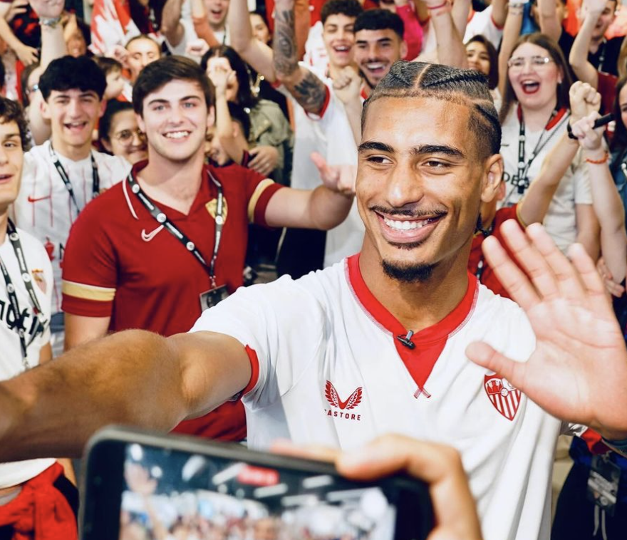 Loïc Badé avec les supporters du FC Séville