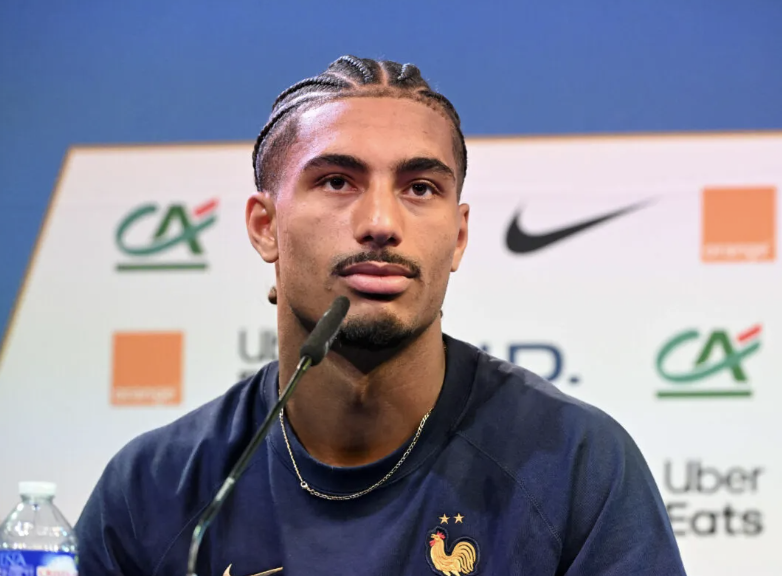 Loïc Badé en conférence de presse avec l’Équipe de France en Ligue des Nations