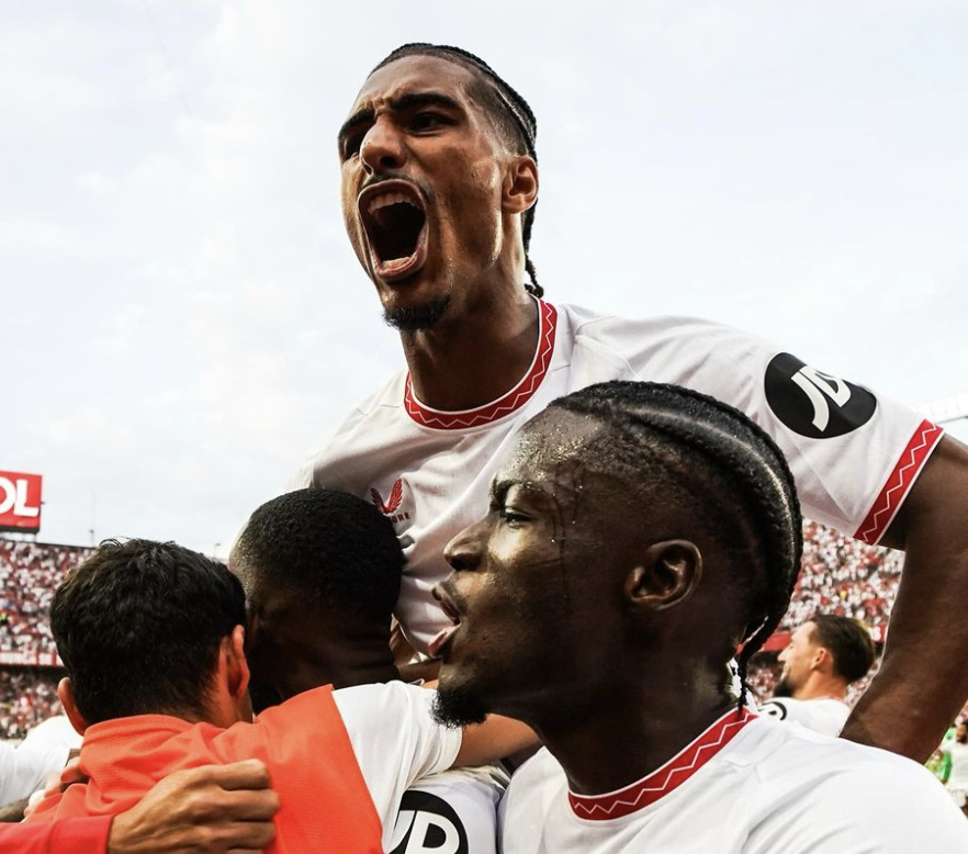 loic Badé sautevsur ses coéquipiers du FC Séville après leur victoire face au Bétis en laliga