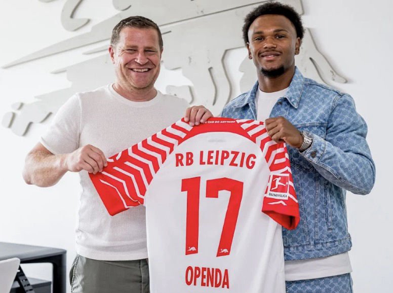 Loïs Openda lors de sa signature au RB Leipzig avec son nouveau maillot à la main