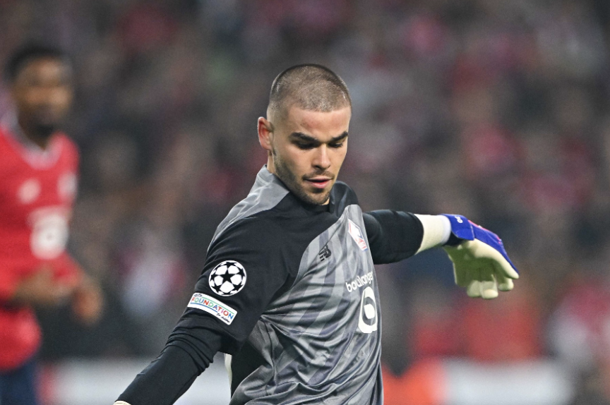 Lucas Chevalier fait un dégagement face au Real Madrid en Ligue des Champions avec Lille