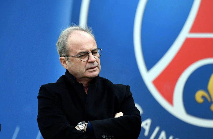 Luis campos les bras croisés pendant un entraînement du PSG