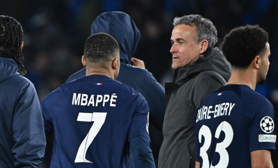 Luis Enrique avec Mbappé et Zaire Emery après un match du Paris Saint Germain