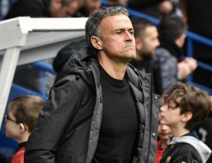 Luis Enrique en pleine réflexion pendant un match de Ligue 1 du Paris Saint-Germain