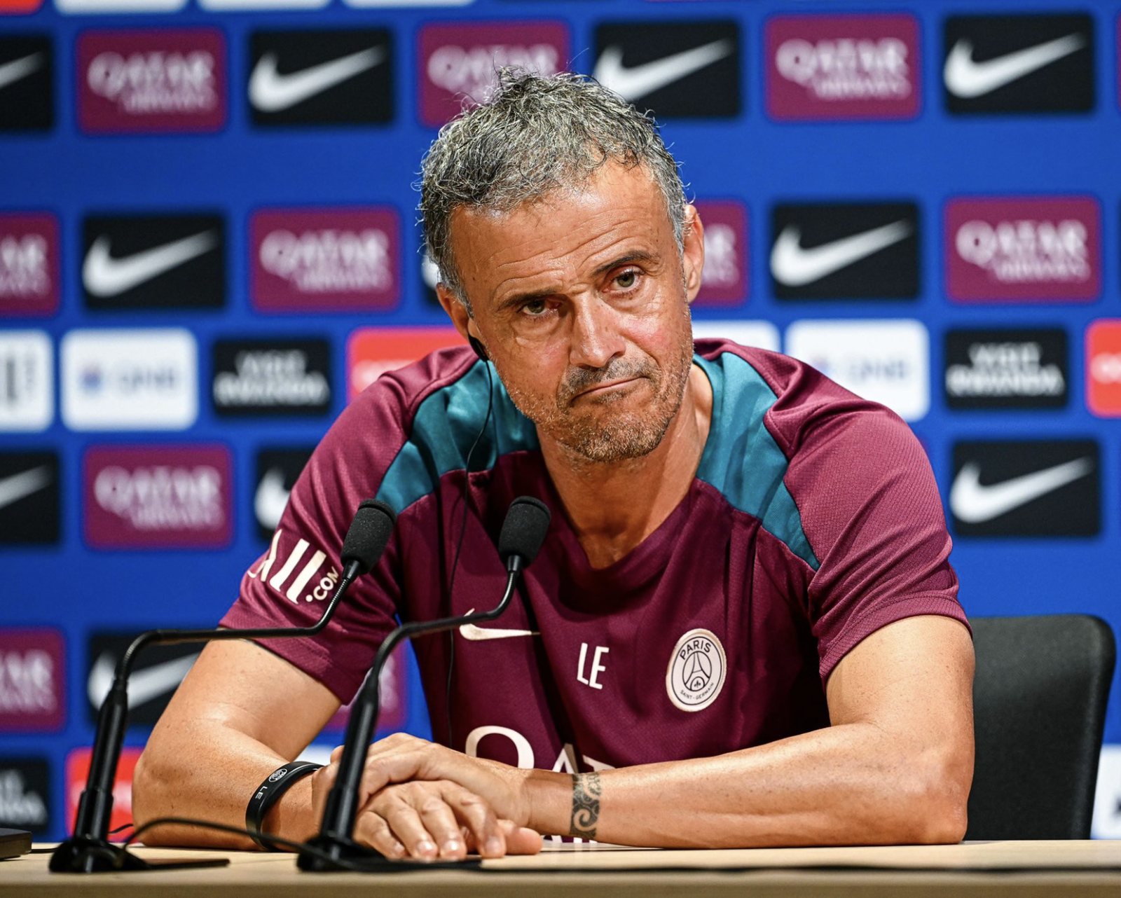 Luis Enrique juge Randal Kolo Muani avant un match du PSG en Ligue 1