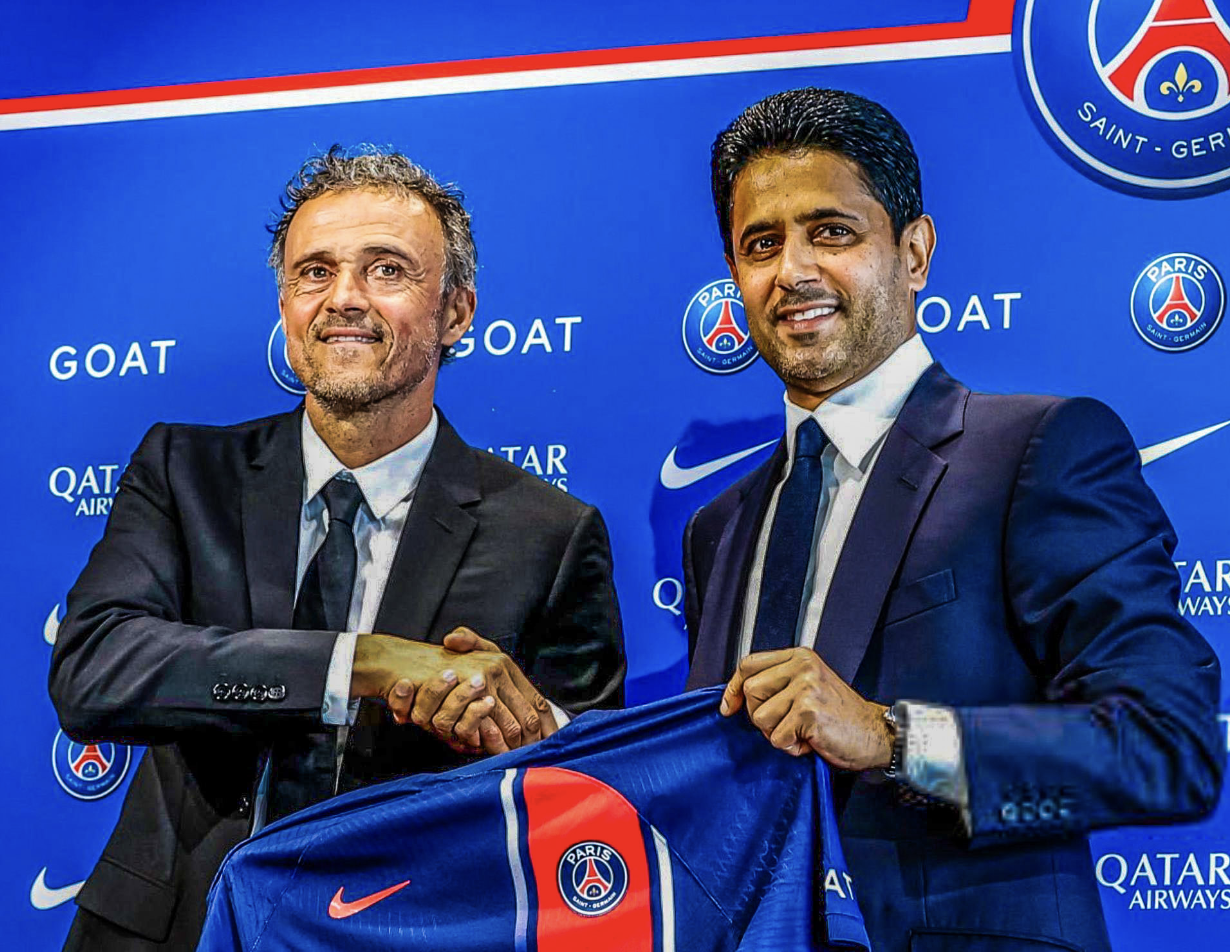 Luis Enrique serre la main de Nasser Al-Khelaïfi lors sa prolongation au Paris Saint-Germain