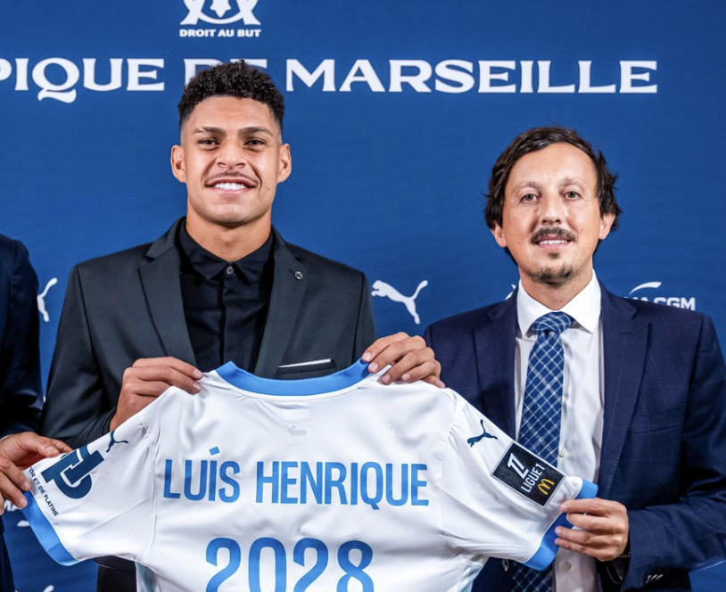 Luis Henrique avec son maillot qui affiche la date de sa prolongation en compagnie de Longoria à l’OM