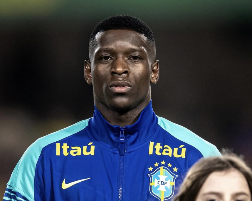 Luiz Henrique joueur de football brésilien pendant l’hymne international de son pays avant un match