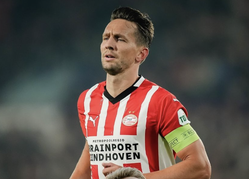 Luuk de Jong avec le brassard de capitaine pendant un match du PSV Eindhoven