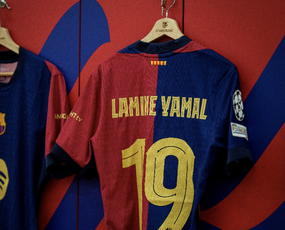 Maillot de Lamine Yamal floqué numéro 19 dans le vestiaire du FC Barcelone avant d’affronter le Bayern Munich en ligue des champions