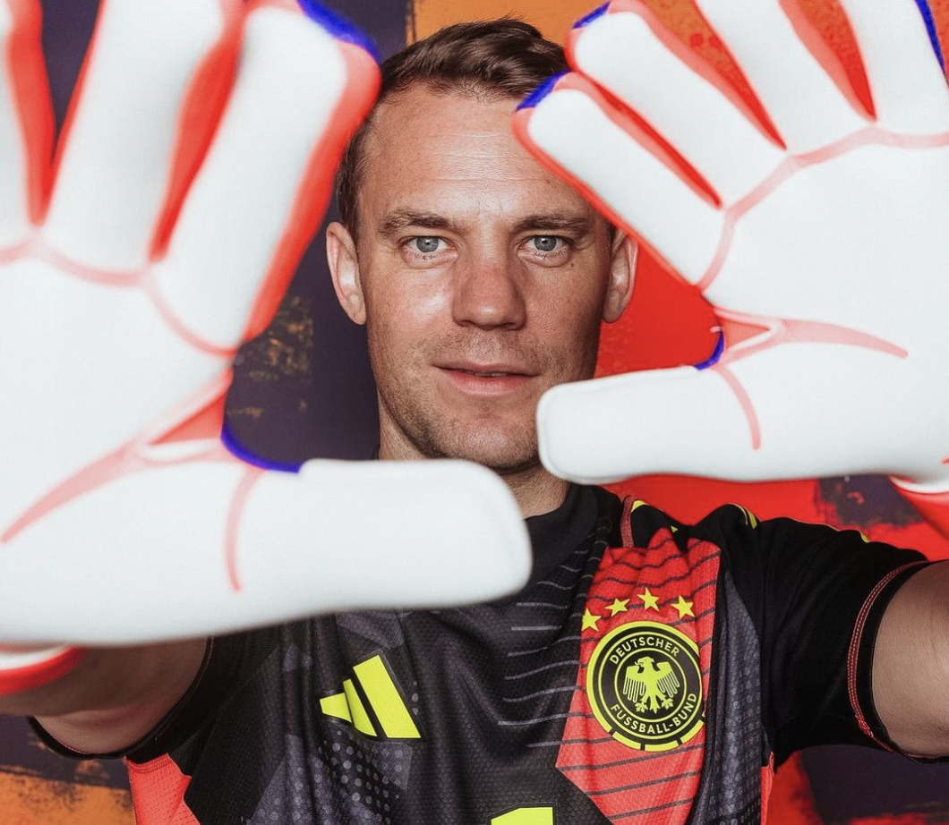 Manuel Neuer avec le maillot de l’Allemagne et ses gants de gardien