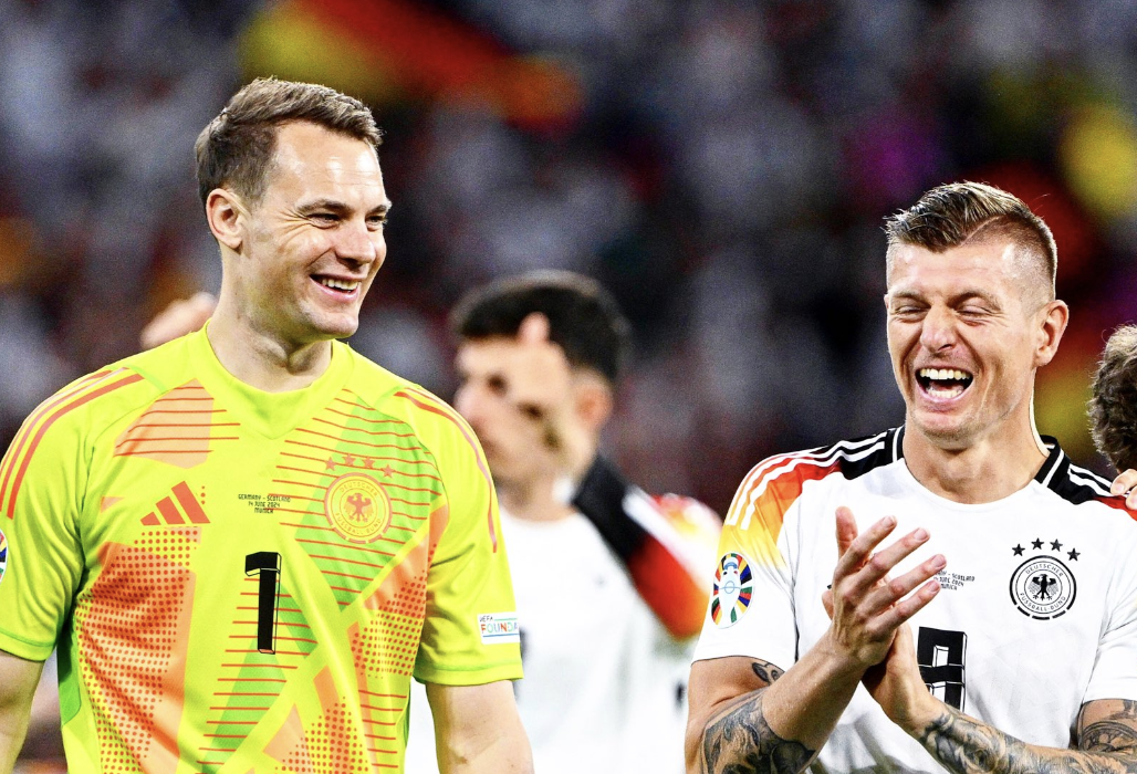 Manuel Neuer et Toni Kroos en équipe nationale avec le sourire après un match de l’Allemagne