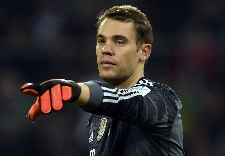 Manuel Neuer qui replace ses joueurs 