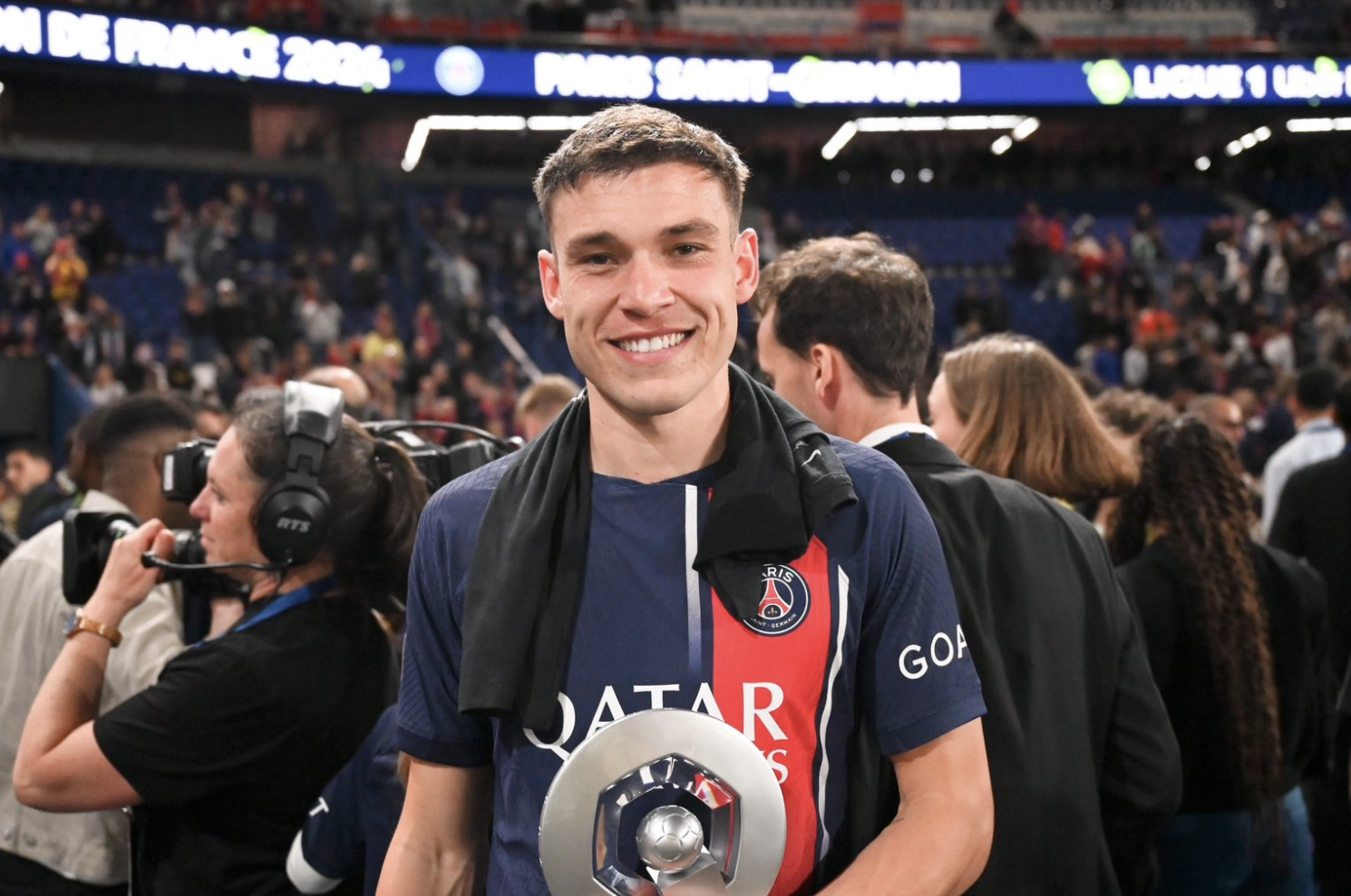 Manuel Ugarte avec son titre de champion de Ligue 1 remporté par le PSG