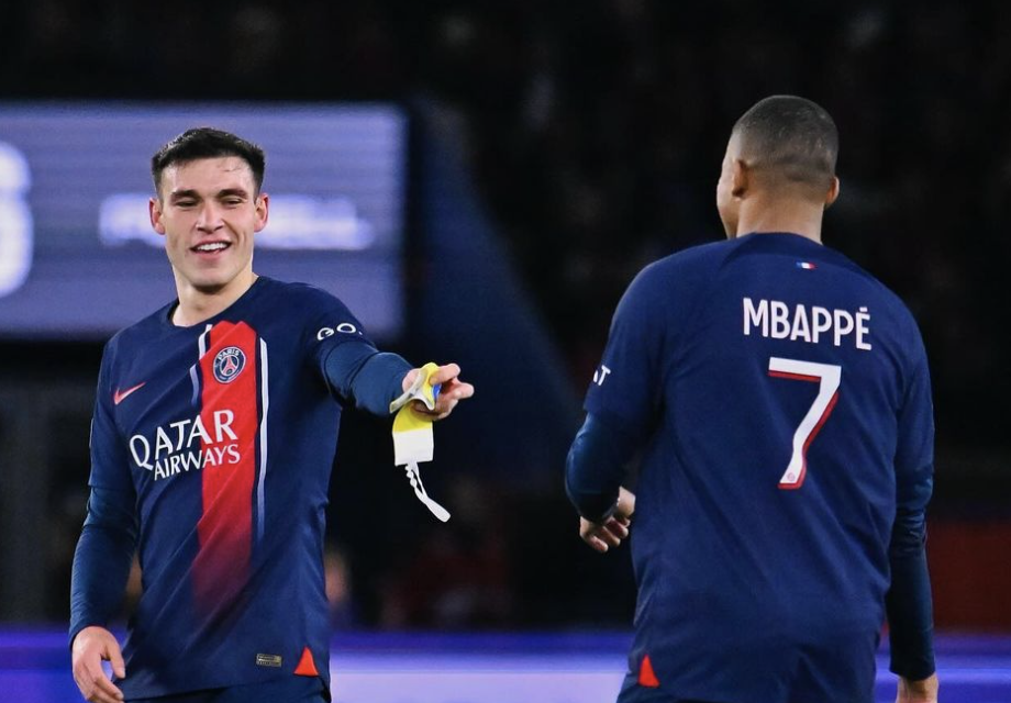 Manuel Ugarte donne le brassard de capitaine à Kylian Mbappé pendant un match au Paris Saint-Germain