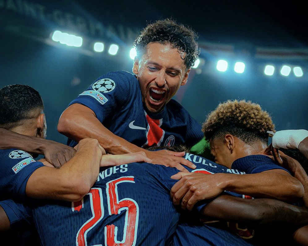 Maquinhos saute au dessus des joueurs du PSG pour célébrer le but de Nuno Mendes face à Gérone en Ligue des Champions