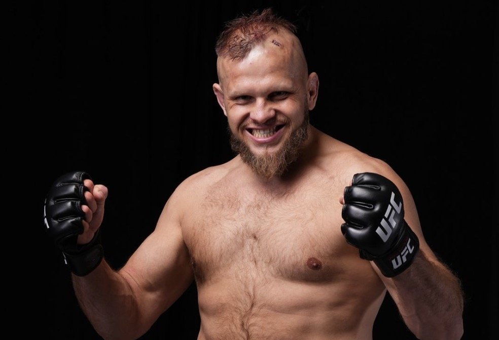 Marcin Tybura qui pose pour l’UFC