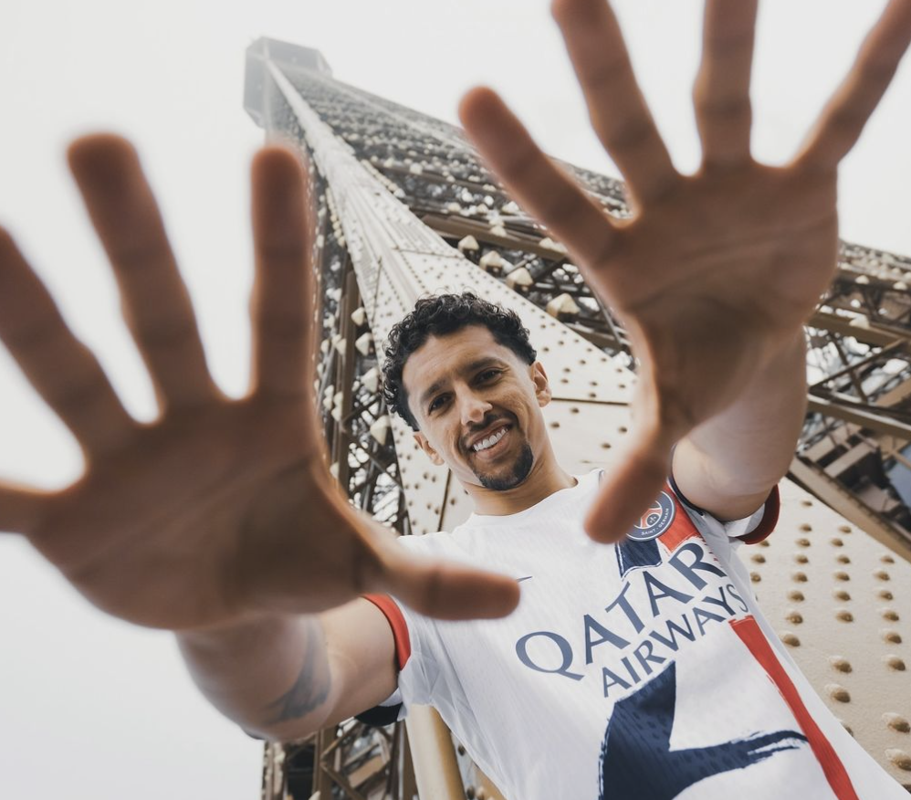 Marquinhos avec le nouveau maillot du PSG pour la saison 2024/2025 devant la Tour Eiffel