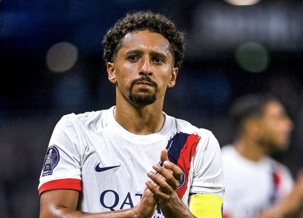 Marquinhos capitaine du PSG applaudit les supporters parisiens après un match en ligue 1