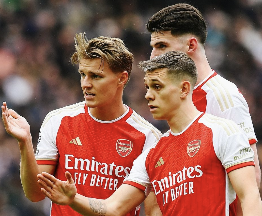 Martin Ødegaard, Trossard et Rice discutent d’un coup franc pendanr un match avec Arsenal