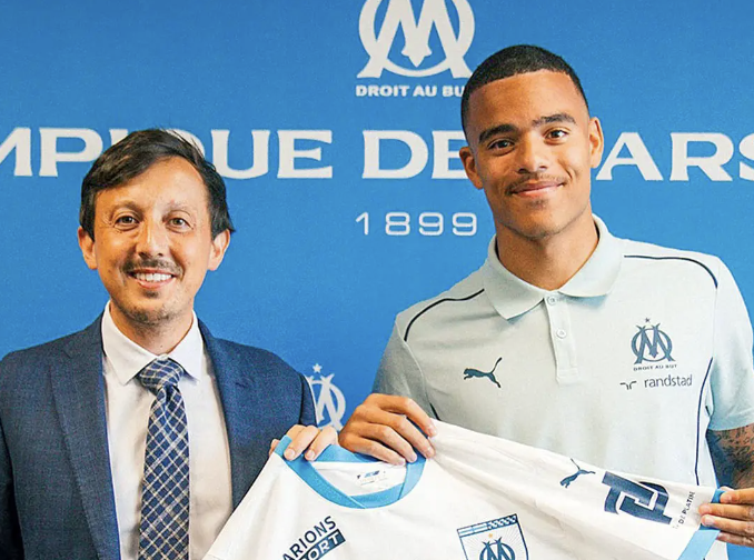 Mason Greenwood avec le sourire lors sa signature à l’OM en compagnie de Pablo Longoria le président