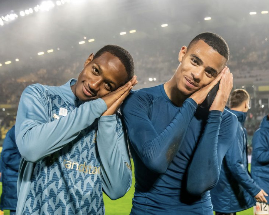 Mason Greenwood célèbre la victoire de l’OM avec un coéquipier en mimant le fait de dormir