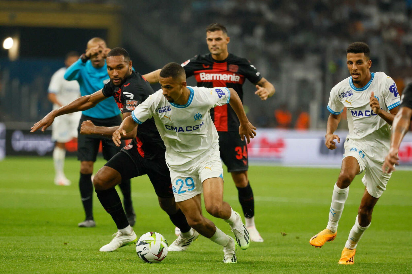 Bataille amicale acharnée : l'Olympique de Marseille subit une défaite 2-1 face au Bayern Leverkusen