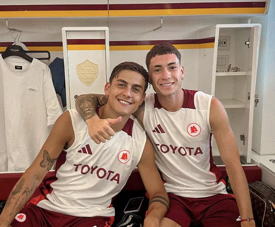 Matías Soulé avec Paulo Dybala à sa signature à l’AS Roma