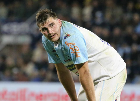 Matis Perchaud les mains sur les hanches avec Bayonne pendant un match