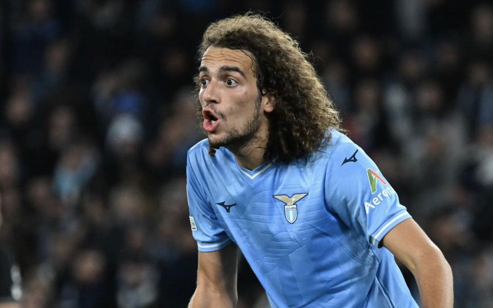 Mattéo Guendouzi sur le terrain avec le maillot de la Lazio Rome