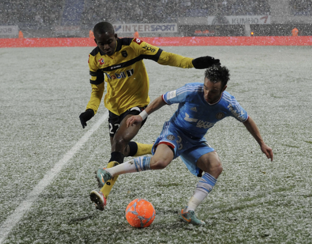 Matthieu Valbuena avec l’OM sous la neige pendant un match de football