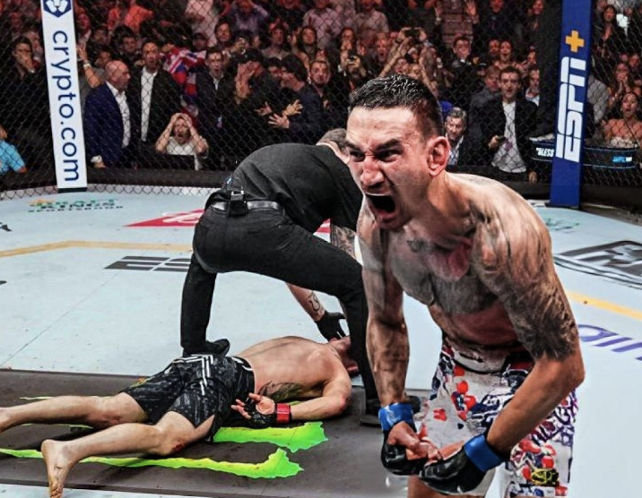 Max Holloway explose de rage après sa victoire à l’UFC face à Justin Gaethje que l’on voit KO en arrière plan 