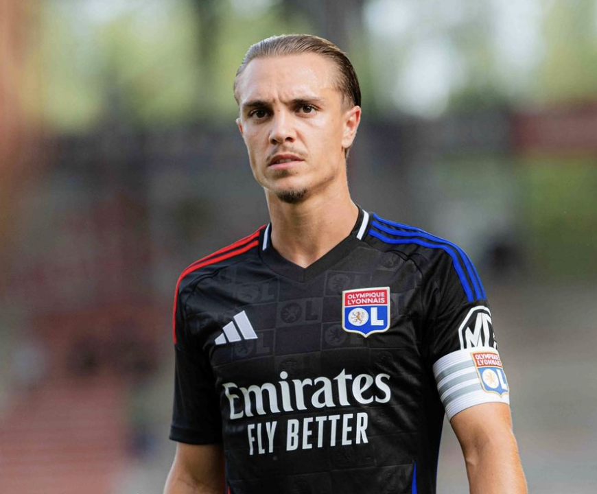 Maxence Caqueret avec le nouveau maillot extérieur de l’Olympique Lyonnais pour la saison 2024/2025