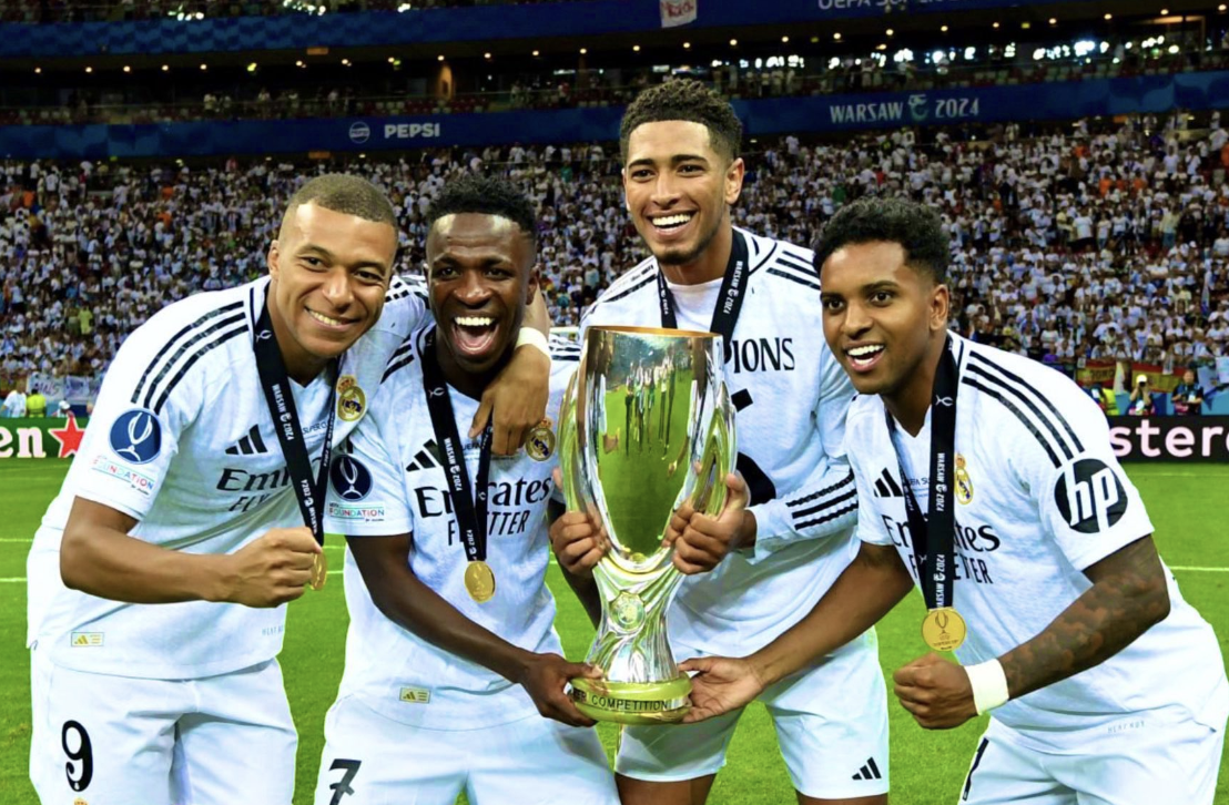 Mbappé, Vinicius, Bellingham et Rodrygo avec la Supercoupe de l’UEFA remportée contre l’Atalanta